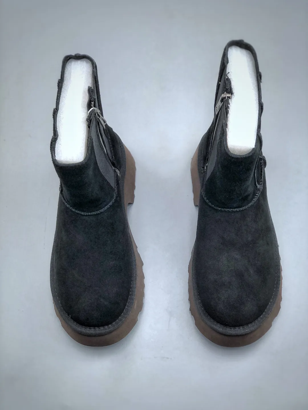 Local self-pickup💰700 supports store placement. The top version on the market UGG Fishman Thick-soled Pencil Boots. 5cm thick sole. Xiaohongshu’s hot model. Produced by a major foreign trade factory in Guangzhou. Toe box to insole are all made of genuine sheep fur. Independent outer box packaging. Chip. Waterproof technology. Differentiated from any version on the market. 5cm thick sole. Independent original development of outsole. Cashmere insole. Keep warm in winter. It is a very suitable choice for home use. In the new year, uug launches a style series. Partly catered to the preferences of young consumers, it has also moved to the forefront of fashion trends. Shoe body material: water-repellent coated suede upper, 17 mm UGGPURE™ implanted wool insole, lightweight non-slip and comfortable rubber outsole, with brand LOGO and trademark, with full packaging. Size: 35 36 37 38 39 40